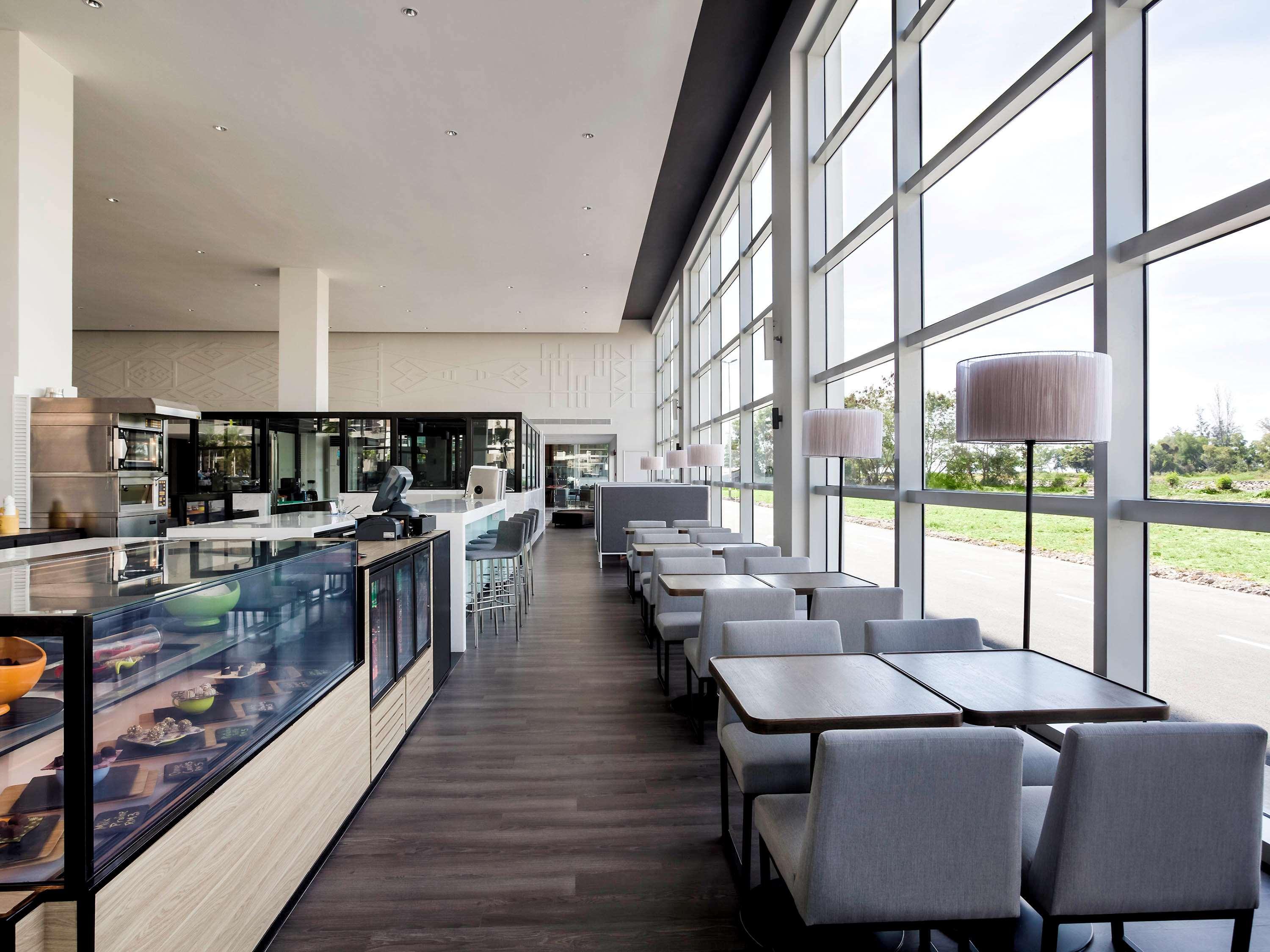 พูลแมน มิริ วอเตอร์ฟรอนต์ Hotel มีรี ภายนอก รูปภาพ The interior of the restaurant
