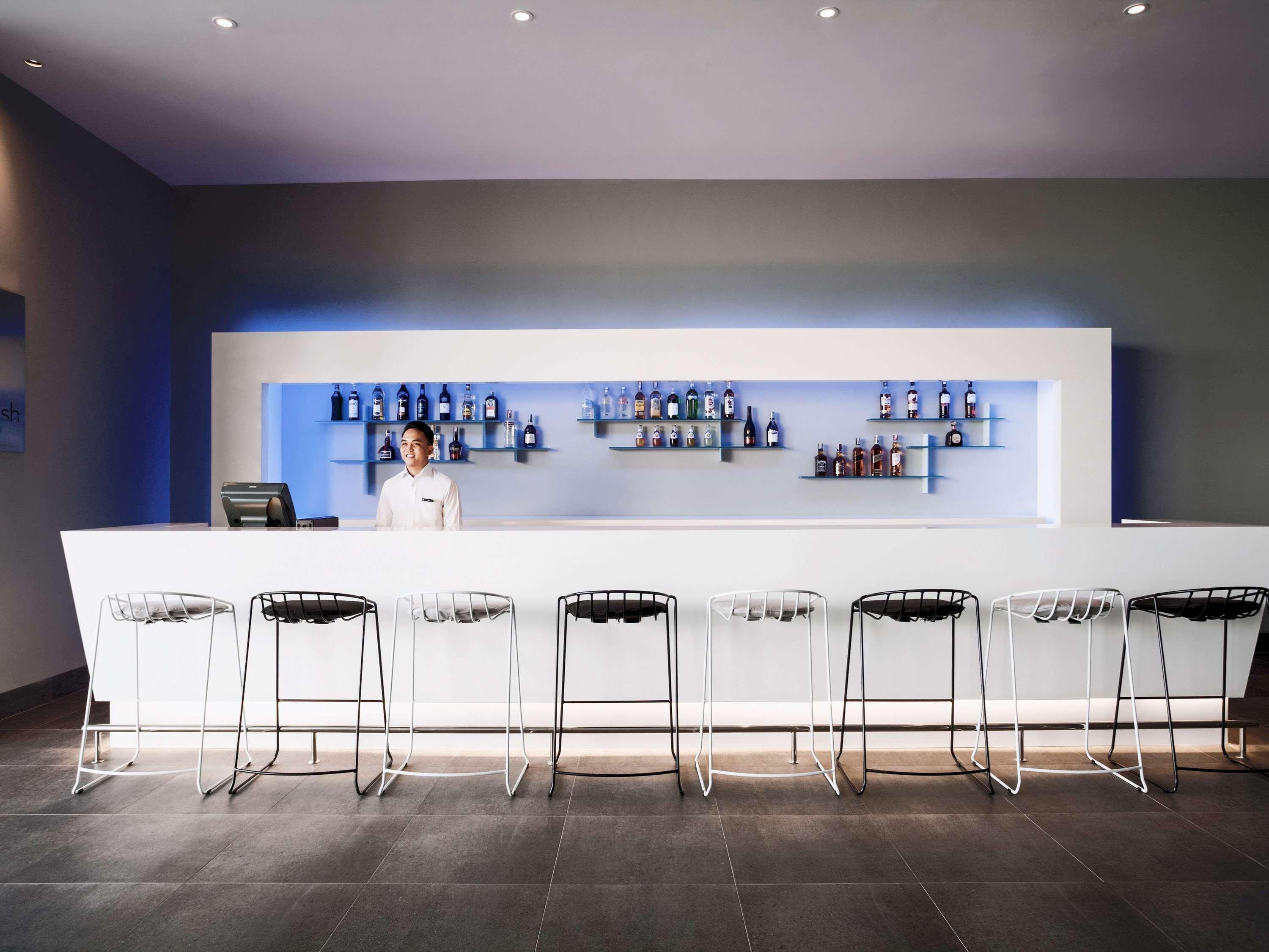 พูลแมน มิริ วอเตอร์ฟรอนต์ Hotel มีรี ภายนอก รูปภาพ The bar at the lounge