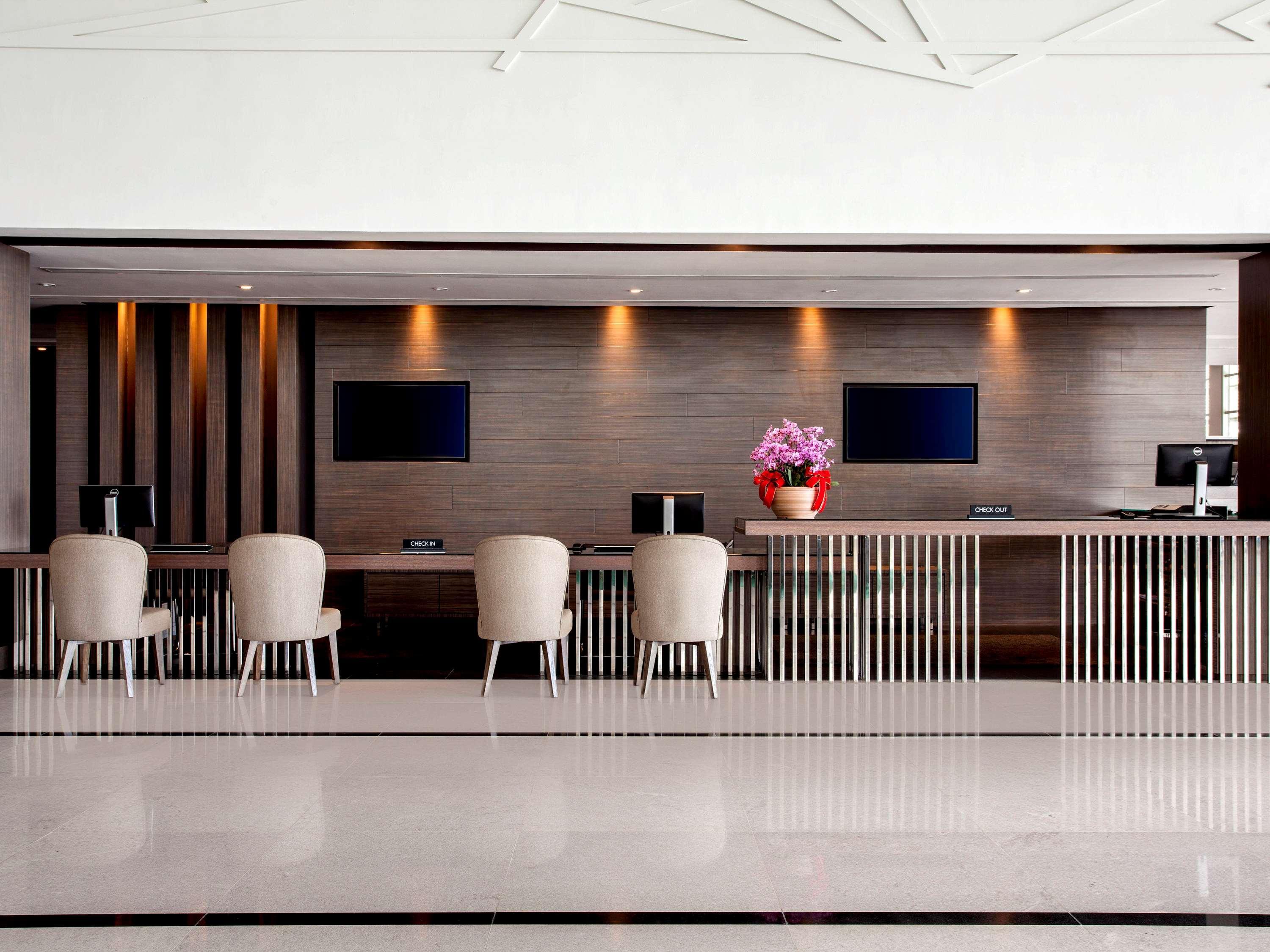 พูลแมน มิริ วอเตอร์ฟรอนต์ Hotel มีรี ภายนอก รูปภาพ The lobby of the hotel