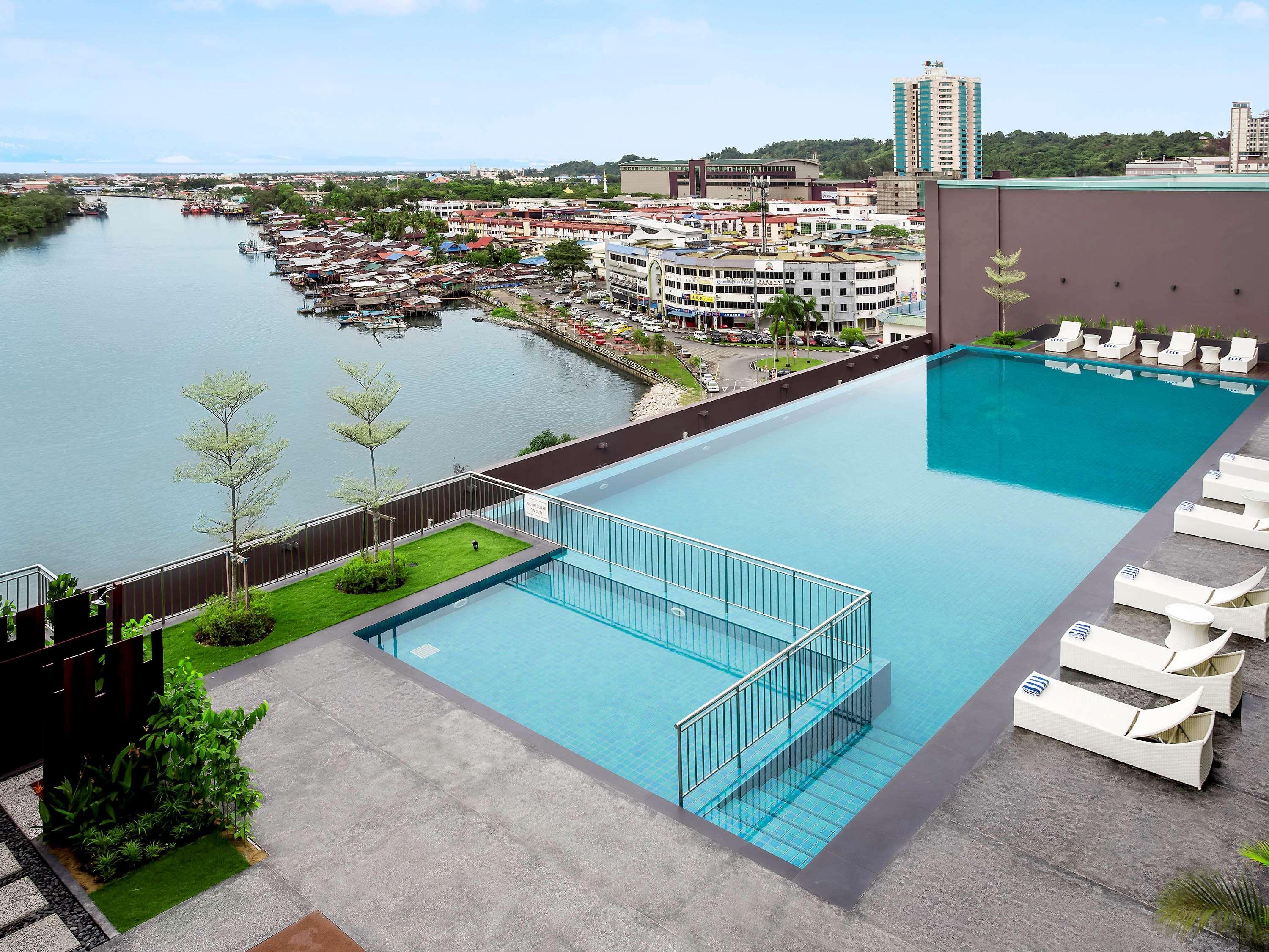 พูลแมน มิริ วอเตอร์ฟรอนต์ Hotel มีรี ภายนอก รูปภาพ Infinity pool at the top of the hotel