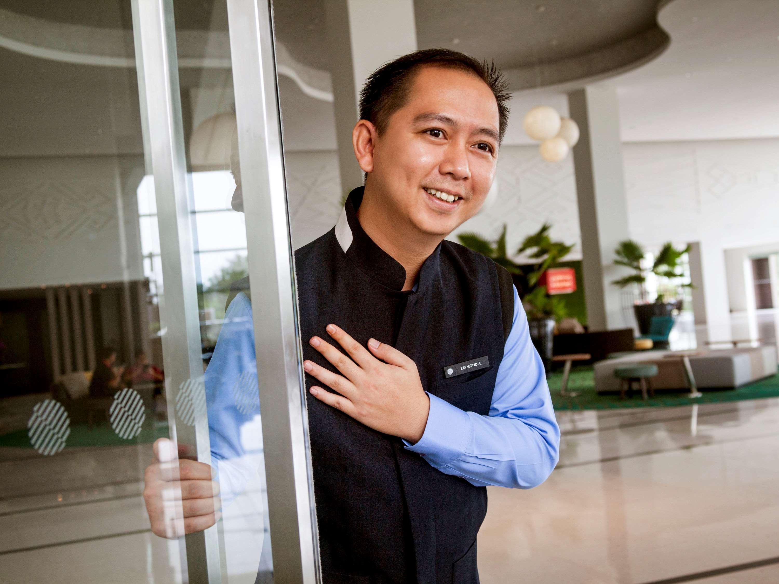 พูลแมน มิริ วอเตอร์ฟรอนต์ Hotel มีรี ภายนอก รูปภาพ A doorman at a hotel in Vietnam