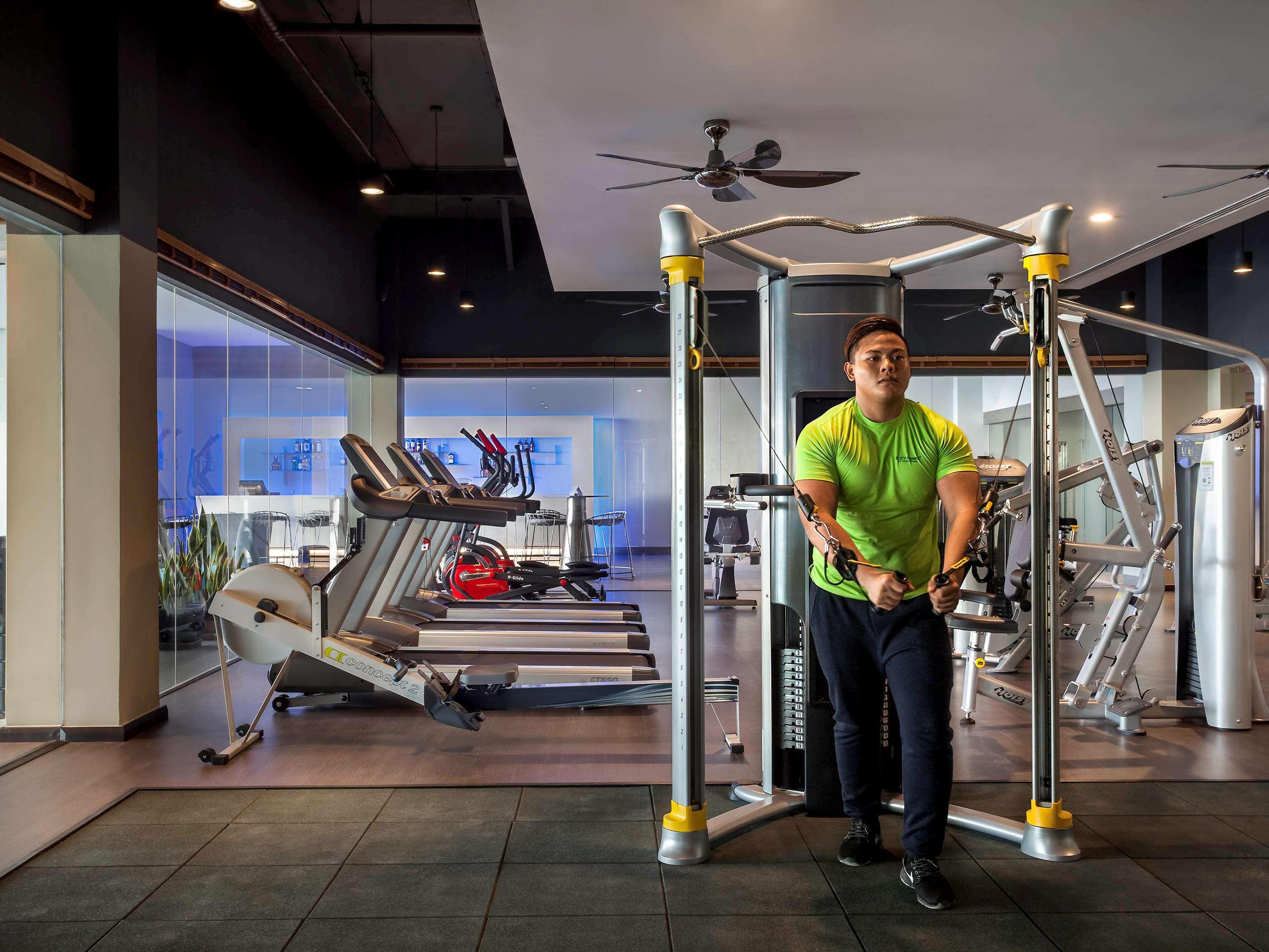 พูลแมน มิริ วอเตอร์ฟรอนต์ Hotel มีรี ภายนอก รูปภาพ A man doing dips on a parallel bar