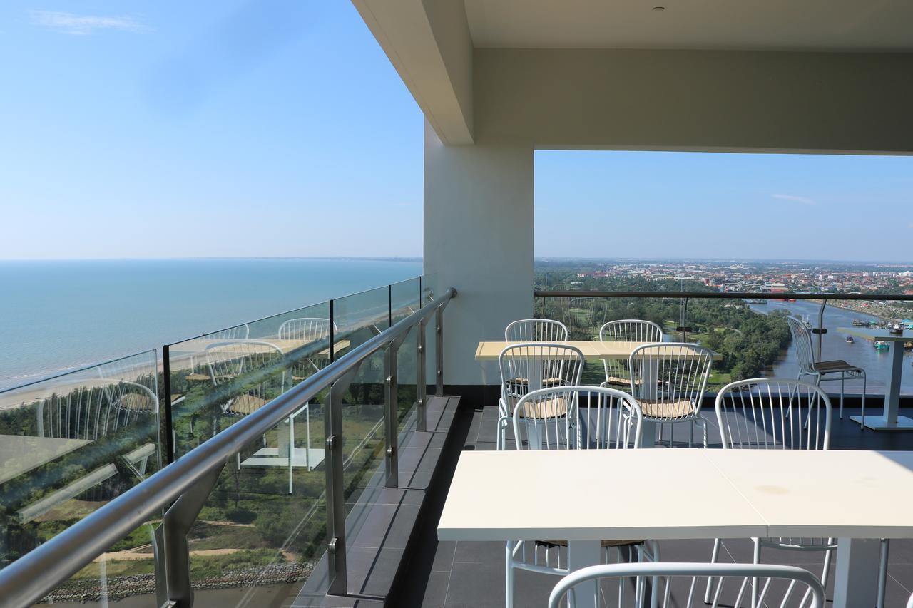 พูลแมน มิริ วอเตอร์ฟรอนต์ Hotel มีรี ภายนอก รูปภาพ A balcony in Nha Trang, Vietnam