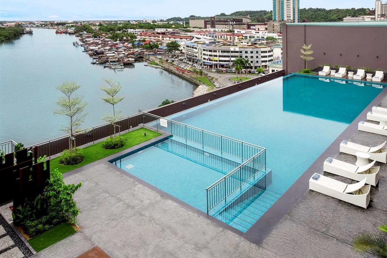 พูลแมน มิริ วอเตอร์ฟรอนต์ Hotel มีรี ภายนอก รูปภาพ Infinity pool