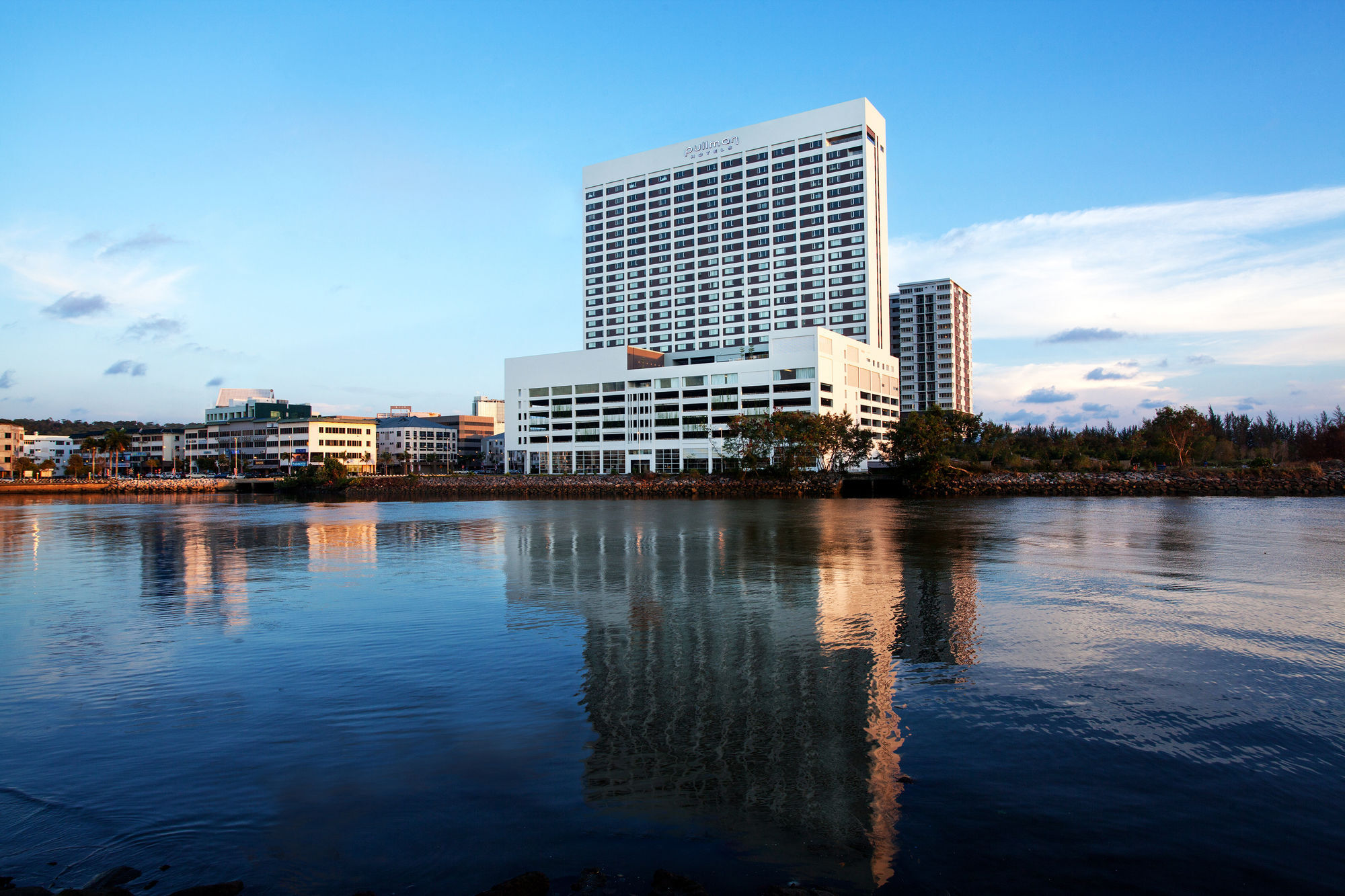 พูลแมน มิริ วอเตอร์ฟรอนต์ Hotel มีรี ภายนอก รูปภาพ The hotel in 2011