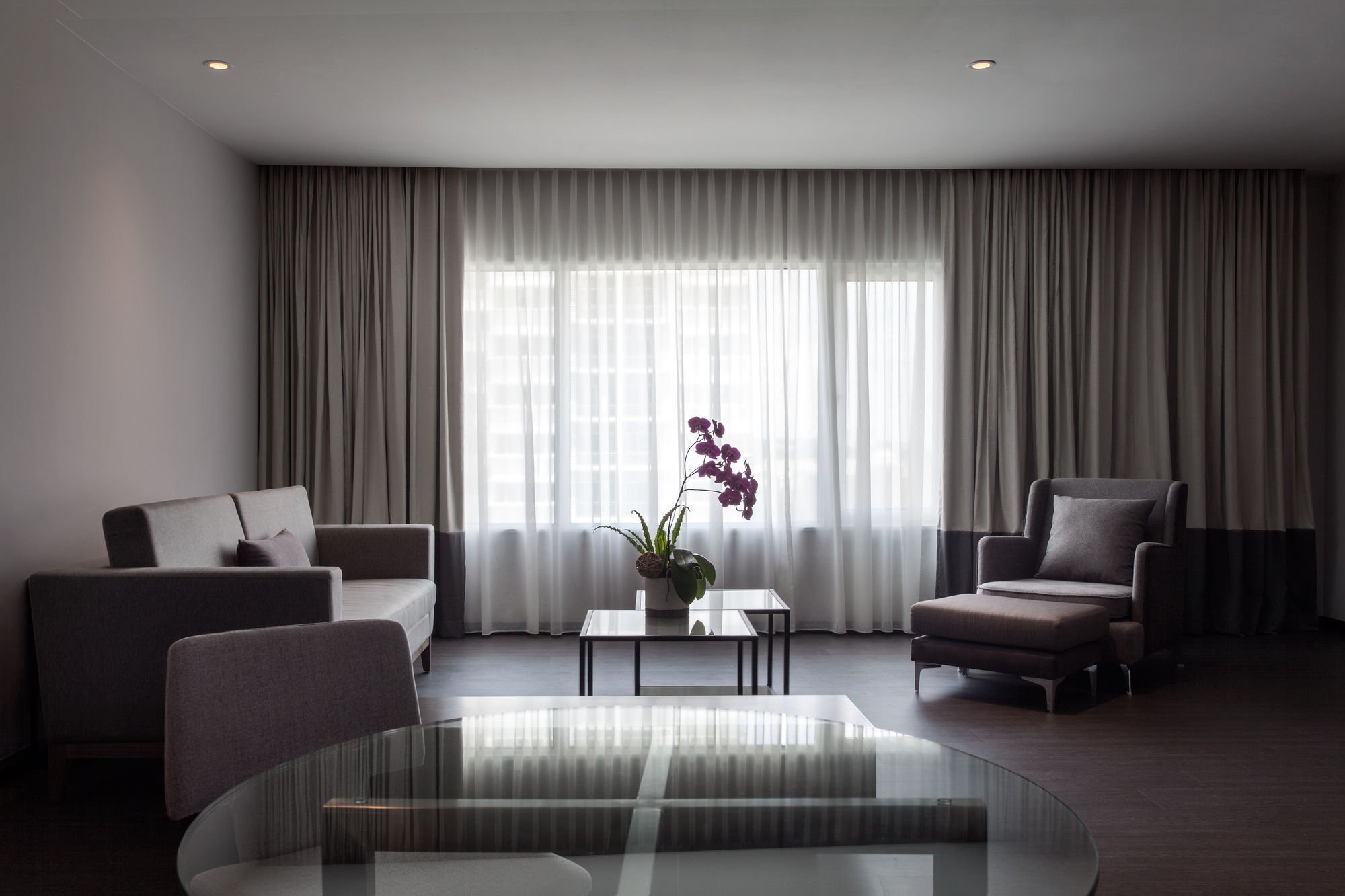 พูลแมน มิริ วอเตอร์ฟรอนต์ Hotel มีรี ภายนอก รูปภาพ A living room with curtains