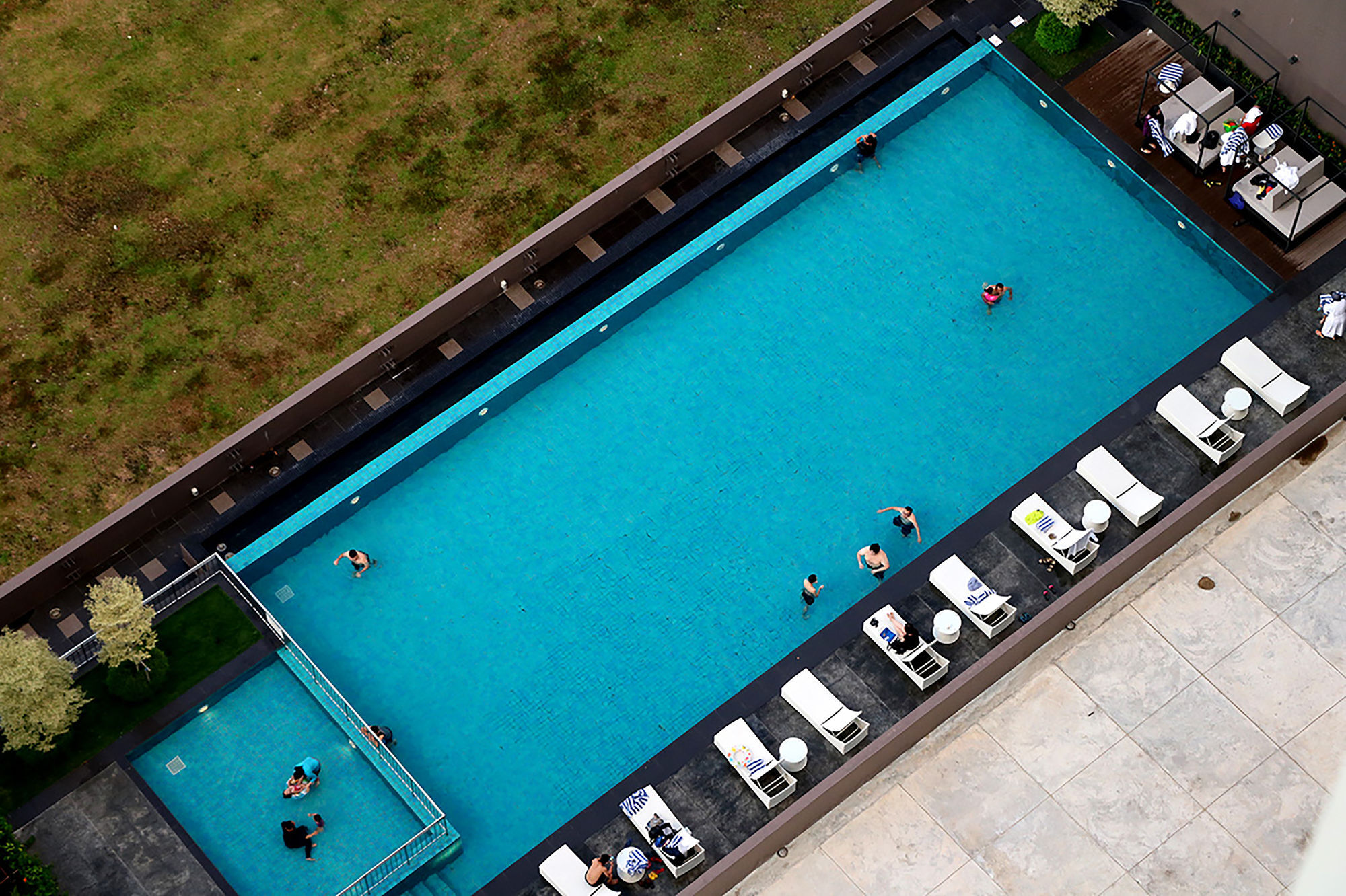 พูลแมน มิริ วอเตอร์ฟรอนต์ Hotel มีรี ภายนอก รูปภาพ The pool at the hotel