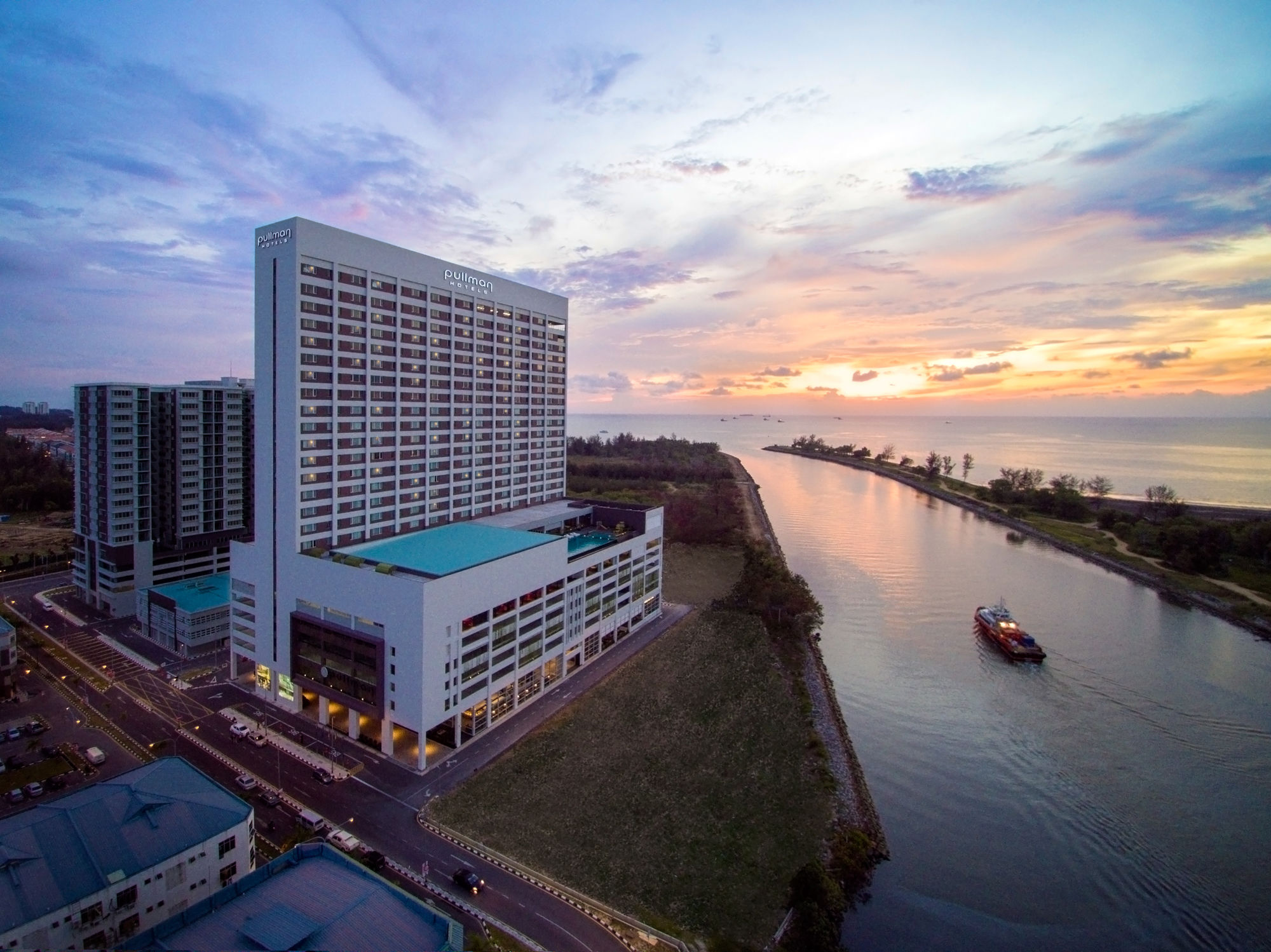 พูลแมน มิริ วอเตอร์ฟรอนต์ Hotel มีรี ภายนอก รูปภาพ Aerial view of the hotel