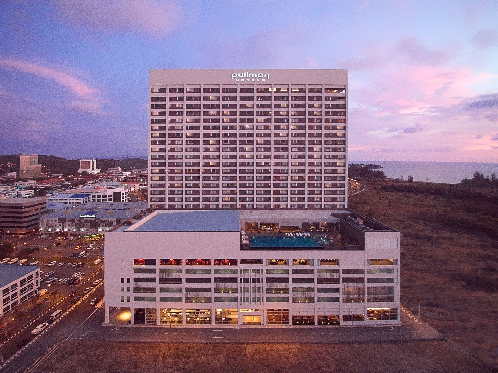 พูลแมน มิริ วอเตอร์ฟรอนต์ Hotel มีรี ภายนอก รูปภาพ The hotel in 2015