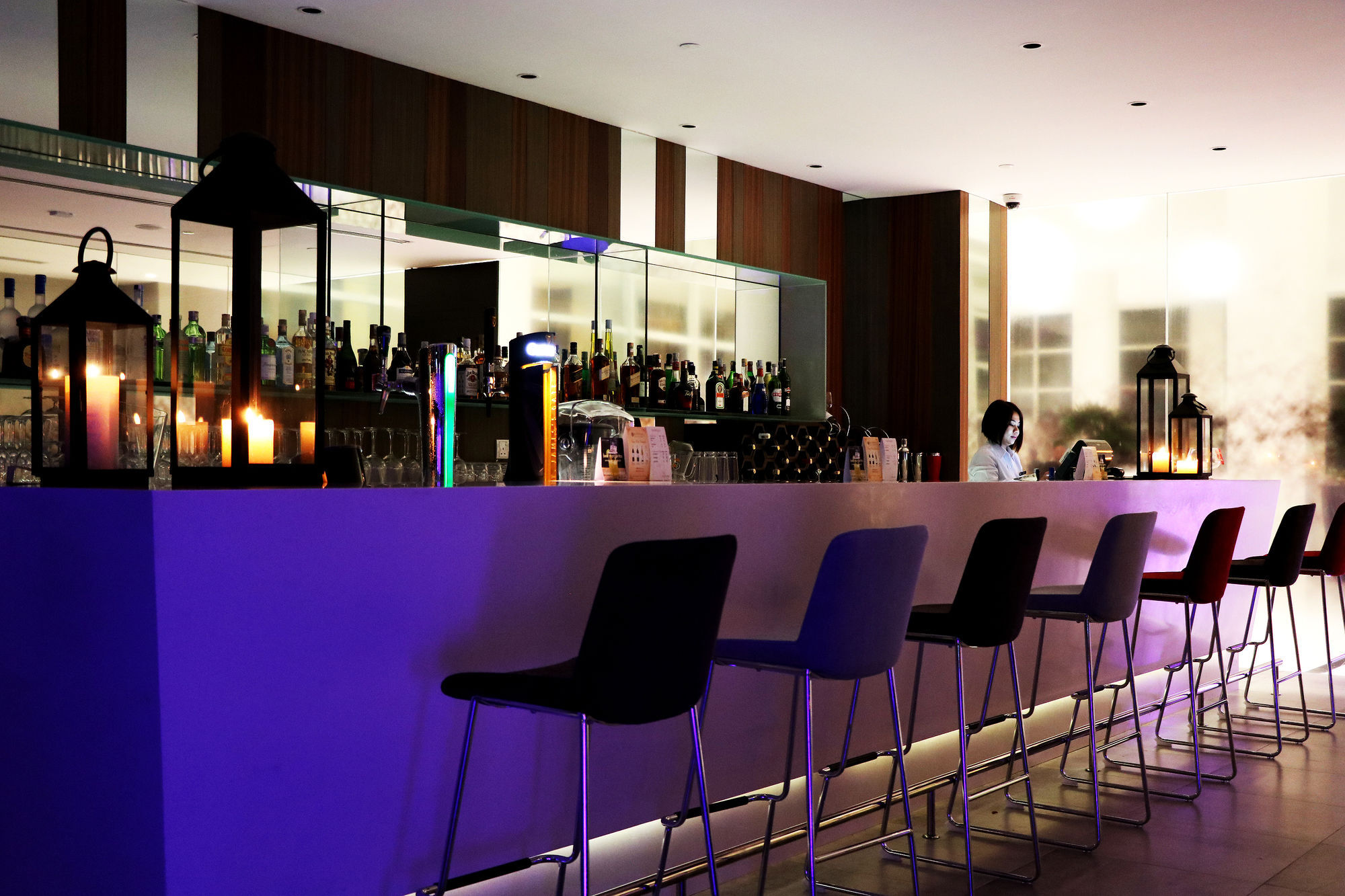 พูลแมน มิริ วอเตอร์ฟรอนต์ Hotel มีรี ภายนอก รูปภาพ The bar at the 100 Queen's Gate