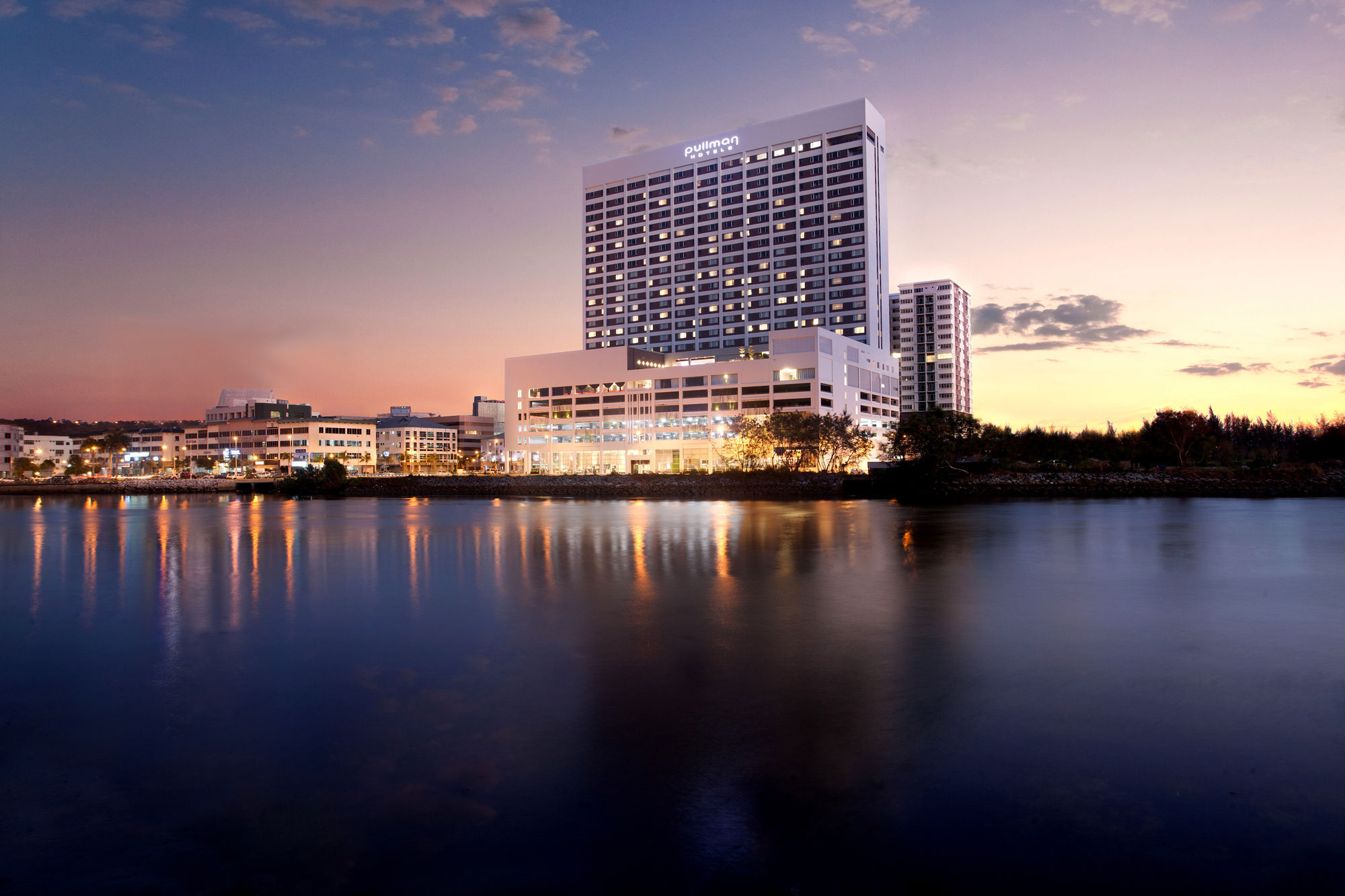 พูลแมน มิริ วอเตอร์ฟรอนต์ Hotel มีรี ภายนอก รูปภาพ The Royal Thai Navy Hospital