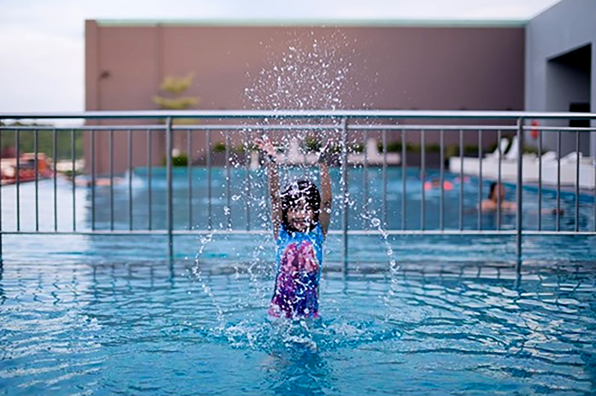 พูลแมน มิริ วอเตอร์ฟรอนต์ Hotel มีรี ภายนอก รูปภาพ Swimming pool at the hotel