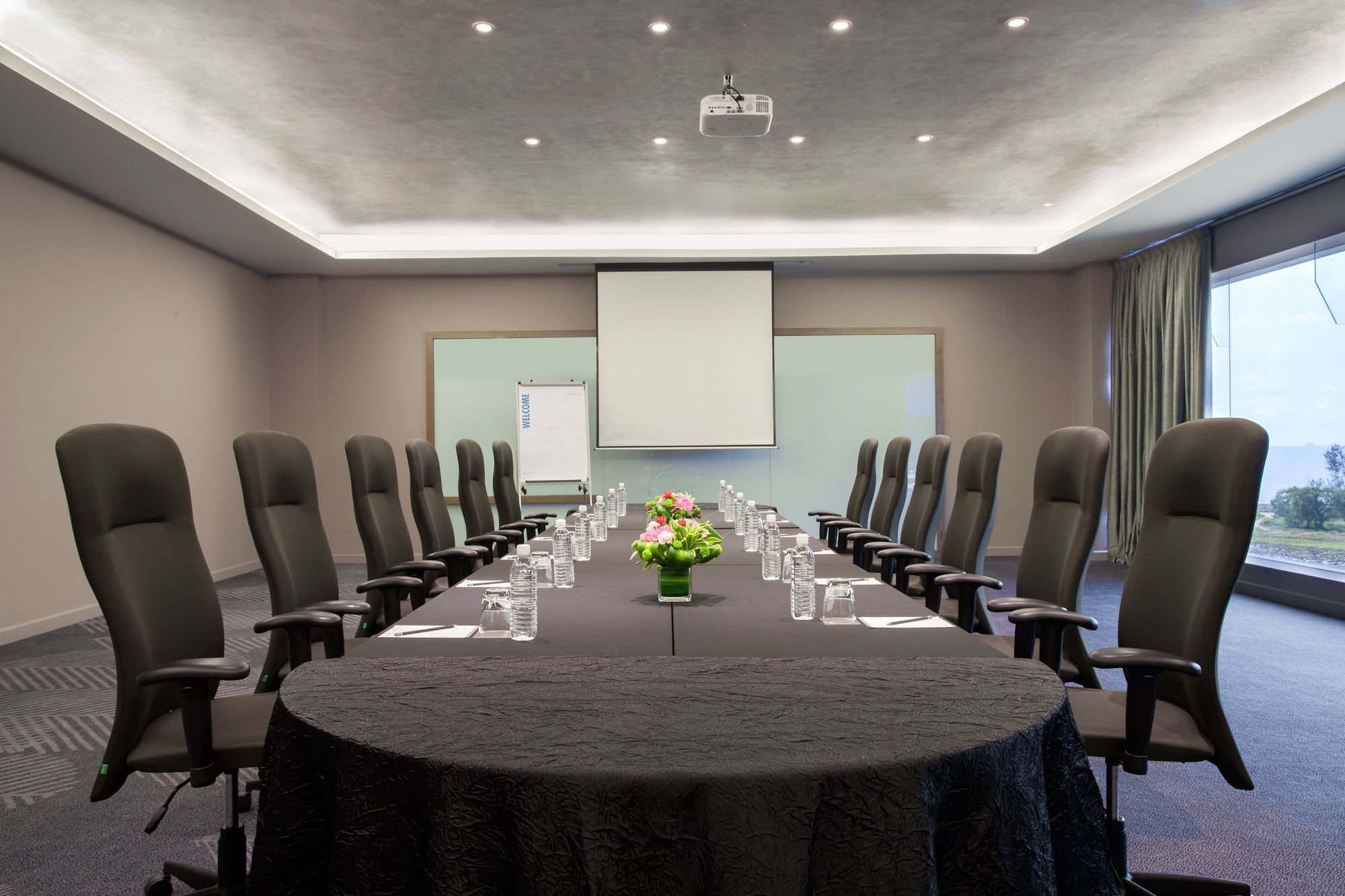พูลแมน มิริ วอเตอร์ฟรอนต์ Hotel มีรี ภายนอก รูปภาพ Meeting room