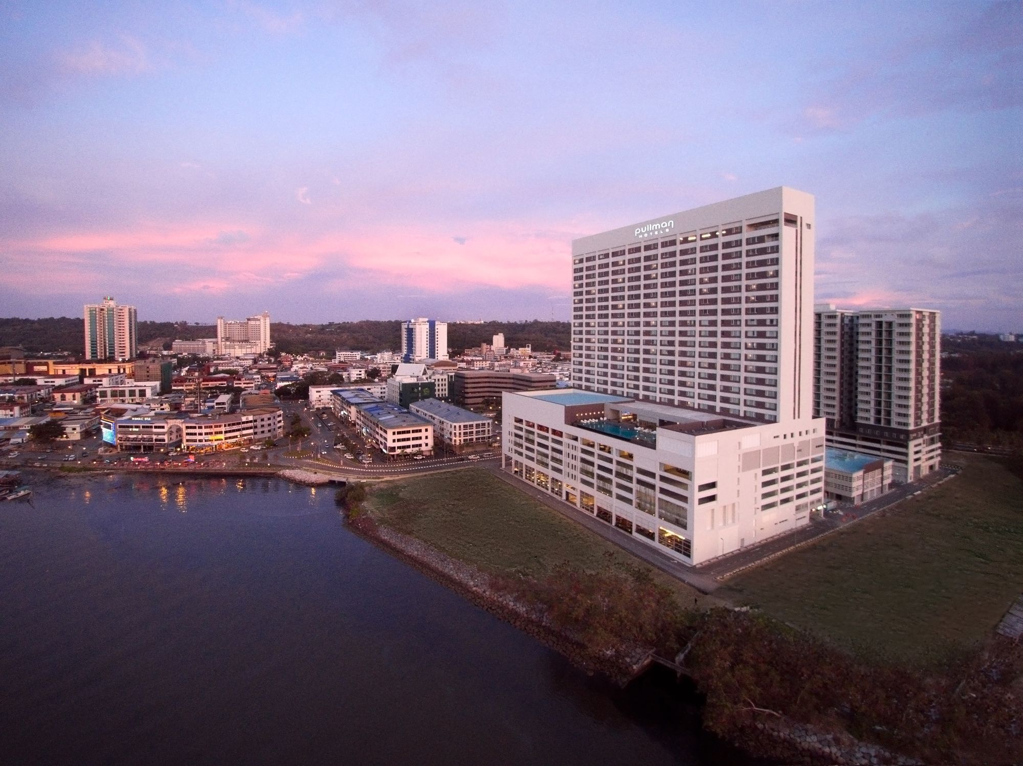 พูลแมน มิริ วอเตอร์ฟรอนต์ Hotel มีรี ภายนอก รูปภาพ The Riverfront